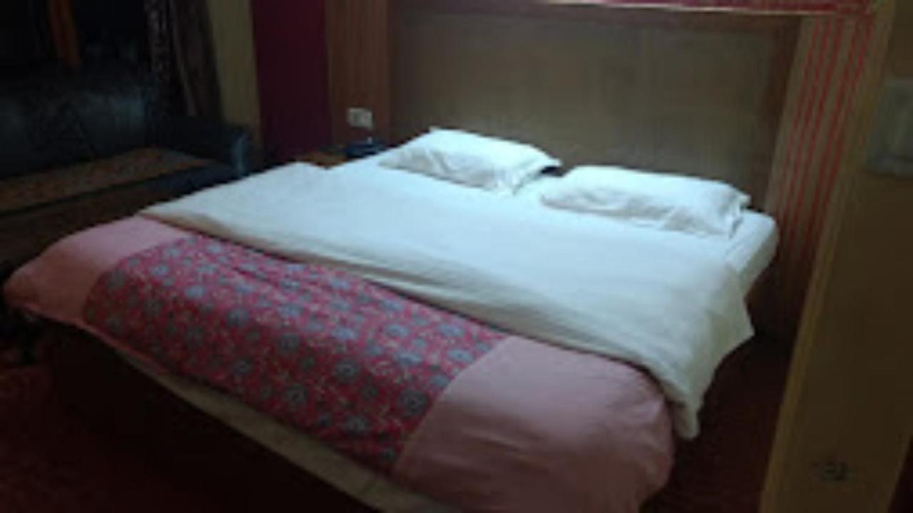 Hotel King Palace - Nature-Valley-Luxury-Room - Prime Location With Parking Facilities シムラー エクステリア 写真