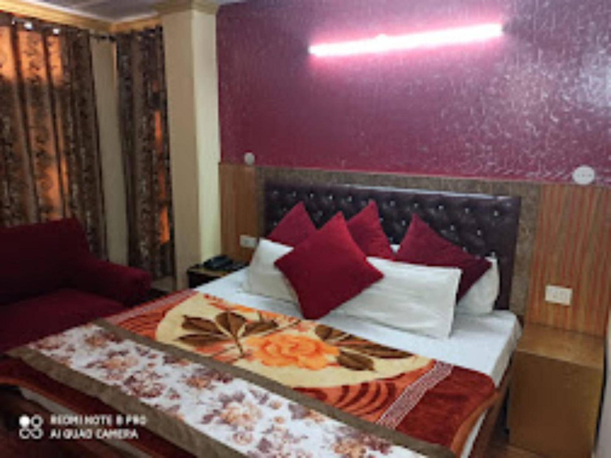 Hotel King Palace - Nature-Valley-Luxury-Room - Prime Location With Parking Facilities シムラー エクステリア 写真